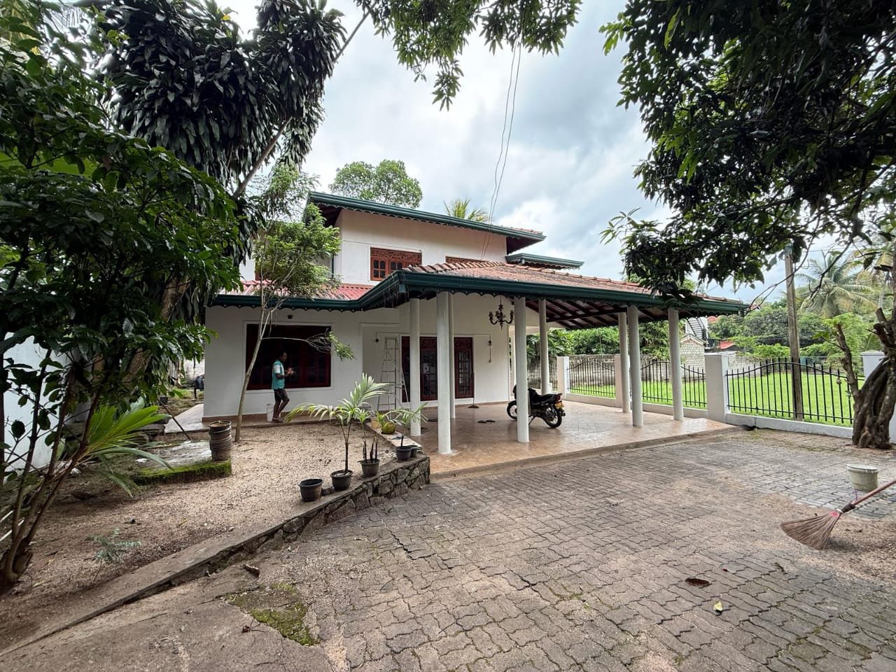 කුරුණැගල දඹුල්ල  පාරේ කිරිවවුල දෙමහල් නිවසක්  විකිණිමට 